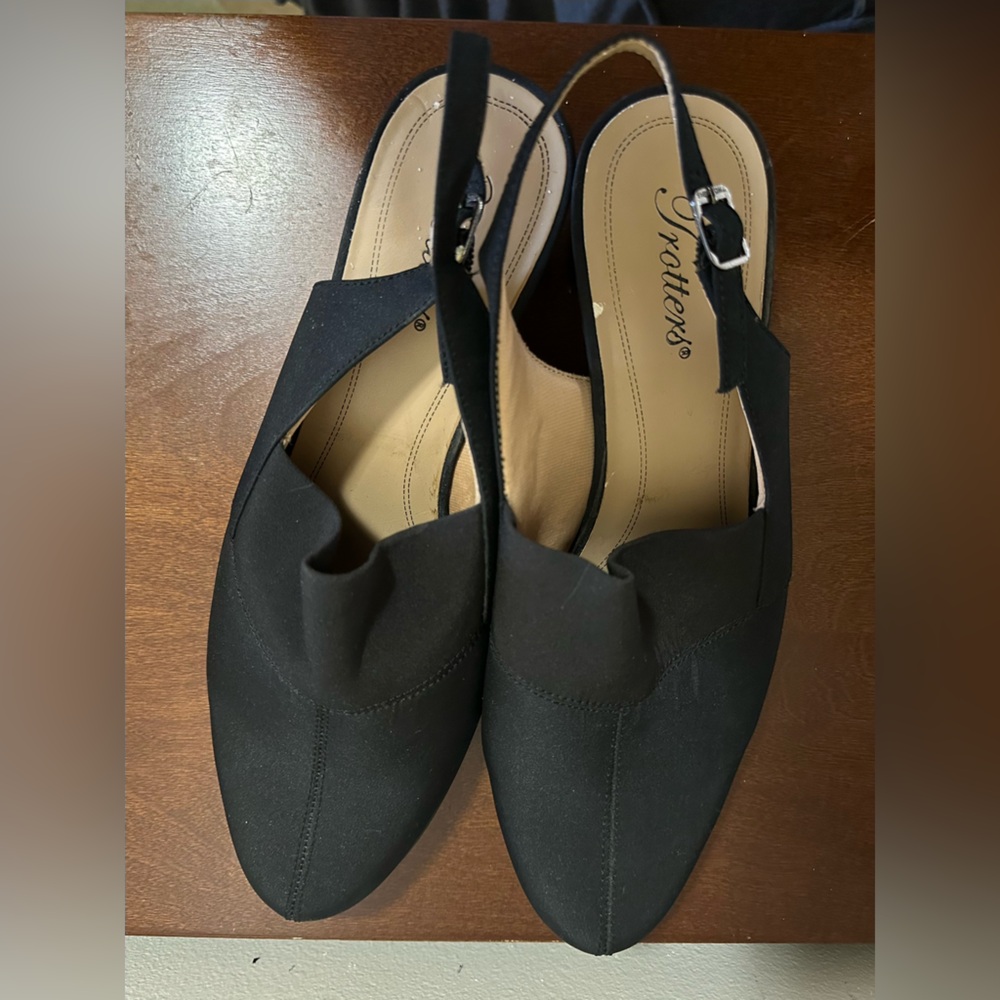 Trotters Women's Black Slingback Mules